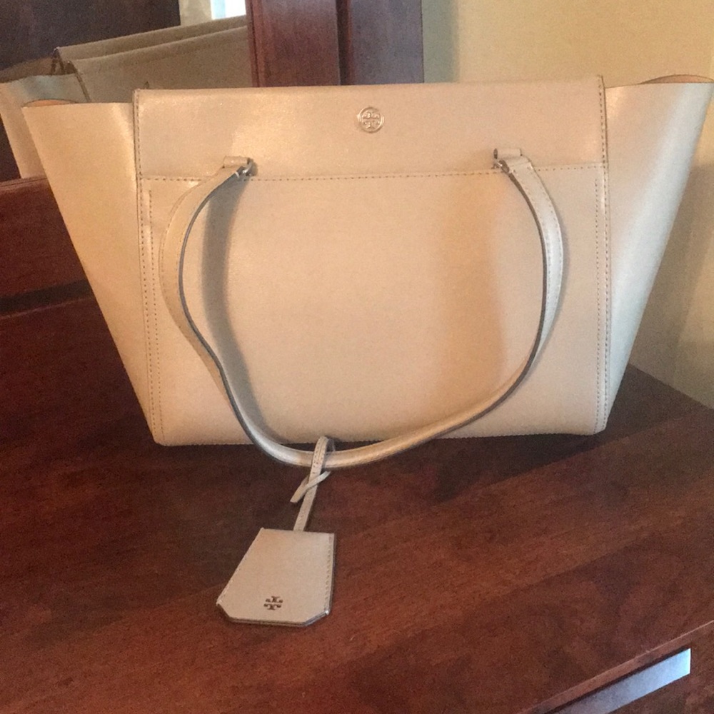 Authentic Tory Burch Robinson medium leather tote